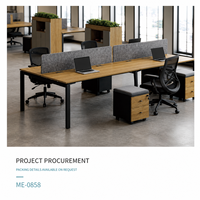 Poste de travail de bureau moderne pour quatre personnes avec dessus en imitation bois, panneaux de séparation gris, cadres noirs et supports de rangement mobiles