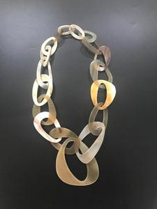 Collier moderne en corne naturelle, écologique, fait main, bijoux bohèmes élégants, pendentif tribal unique, chaîne à maillons faite à la main - Product Image 2
