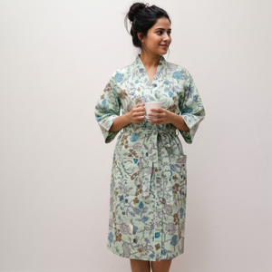 Peignoir kimono gris à fleurs en coton pour femme, manches longues, léger, avec ceinture, idéal pour la détente et le spa - Product Image 3