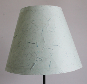 Lámpara de Mesa de Papel Colorido y Fibra de Plátano con Base Delgada de Hierro Forjado que Emite una Espectacular Luz de Sombra - Product Image 2