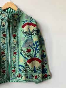 Veste d'hiver matelassée en velours brodée à la main Suzani pour femme, style ethnique folklorique bohème, col montant, cadeau pour elle - Product Image 4