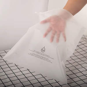 Échantillon gratuit de sac d'emballage refermable compostable personnalisé, blanc mat givré, en plastique, pour vêtements et articles vestimentaires - Product Image 2