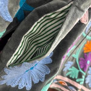 Chaqueta de terciopelo bordada con motivos florales bohemios para mujer, abrigo étnico vintage de gran tamaño con apliques de ganchillo hechos a mano. - Product Image 5