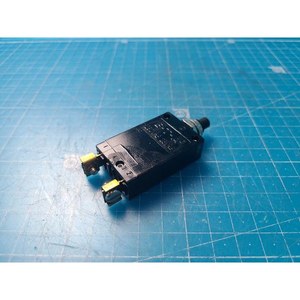 Interruptor de Circuito Térmico E-T-A Tipo 2-5700 2-5700-iG1-K10-DD Usado Como Está, Piezas de Equipos Semiconductores Legados - Product Image 4
