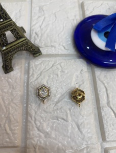 ต่างหูแบบติดหูรูปดอกไม้ชุบทองคำจาก Amaira Jewels ประดับเพชรแบบ Bezel Setting สำหรับผู้หญิง เครื่องประดับหรูหราสำหรับใส่ทุกวัน จากราชสถาน - Product Image 1