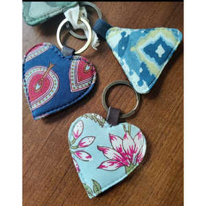 Set de 5 Llaveros y Mosquetones Promocionales Surtidos de The Quince Life para Personalización y Accesorios para Vehículos - Product Image 1