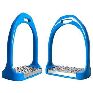 Estribos de aluminio azules con tacos metálicos y almohadilla de goma para equitación. Estribos duraderos para montar a caballo. - Product Image 1