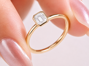 Bague de fiançailles solitaire en diamant de laboratoire de 1 carat, taille émeraude, certifiée IGI, en or massif 14 carats, sertie clos - Product Image 4