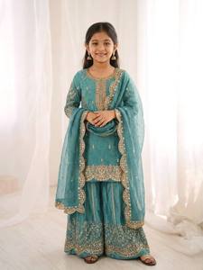 Ensemble Kurti Sharara brodé pour enfants avec dupatta – Tenue ethnique de créateur avec travail Zari pour les fêtes et les mariages, pour filles - Product Image 4