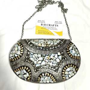 Pochette en nacre, laiton et perles, de créateur, faite à la main - Product Image 1