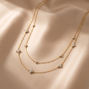 Collier superposé à double rangée de fleurs avec des grappes de diamants de laboratoire à coupe ronde à quatre pétales et deux colliers bruts en or - Product Image 2