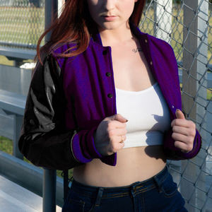 Blouson Bomber Femme Style Universitaire Violet et Noir avec Manches en Similicuir – Veste Décontractée Tendance pour Dames - Product Image 1