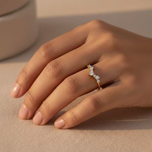 แหวนเพชรทรงกลมเจียระไนแบบบริลเลียนท์ 0.30 กะรัต ชุบทอง 9K เพชรเลี้ยงในห้องปฏิบัติการ ดีไซน์ทรงตัววีแบบกลุ่ม ประดับหรูหรา เรียบง่าย สำหรับผู้หญิง - Product Image 6