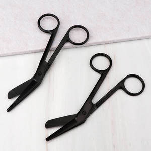 Ciseaux à pansements médicaux en acier inoxydable avec embout de sécurité pour la coupe de pansements et les soins aux patients - Product Image 1