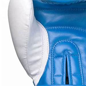 Guantes de Boxeo de Cuero Duraderos de Alta Calidad, Impermeables, con Logotipo Personalizado, en Colores Negro y Dorado - Product Image 4