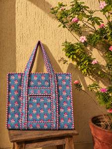 Sac fourre-tout à bandoulière pour femme, tendance, en coton matelassé à imprimé floral, 18x18 pouces, avec fermeture éclair et chaînes, fait main, lavable - Product Image 1