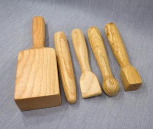 Rodillo de Madera Marrón Tradicional Tailandés para Relajación de Pies y Piernas, Palo de Masaje Fascial, Masajeador de Pies Inalámbrico con Control Remoto Manual - Product Image 1