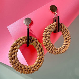 Pendientes huecos geométricos de rafia de ratán para vacaciones en la playa de verano hechos a mano para mujer hechos en Vietnam - Product Image 5