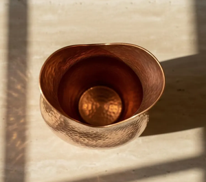 Vase en métal artisanal élégant avec une finition lisse et une forme classique, parfait pour les intérieurs de luxe et la décoration moderne élégante. - Product Image 5