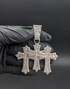 Pendentif croix plaqué argent 925 avec cristaux émeraude taillés en forme de losange, serti en canal, bijou religieux unisexe, cadeau - Product Image 2