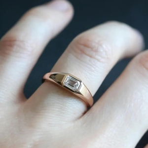 Anillo de Compromiso con Engaste de Bisel, Diamante Cultivado en Laboratorio de Corte Esmeralda de 1ct, Certificado IGI, Claridad VS, Color DEF, Oro de 14K con Rodio - Product Image 3