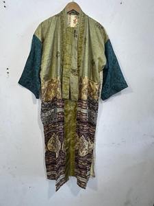 Robe kimono en soie de sari recyclée faite à la main, confortable, patchwork, paréo de plage, peignoir, imprimé floral, pour l'été et le printemps - Product Image 6