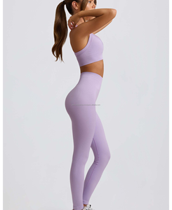 Ensemble de yoga et fitness pour femme avec soutien-gorge à bretelles croisées, legging court au-dessus du genou, motif uni, respirant, en côtelé, spandex et polyester - Product Image 4