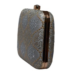 Pochette de soirée élégante en broderie grise pour femme – Sac de créateur pour événements - Product Image 2