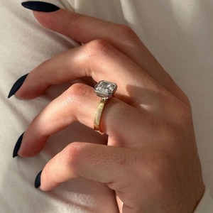 แหวนหมั้นเพชรทรงแอสเชอร์ 3 กะรัต เพาะเลี้ยงในห้องปฏิบัติการ ตัวเรือนทอง 14K ดีไซน์หรูหราเหนือกาลเวลา - Product Image 3