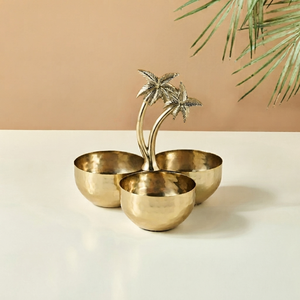 Ensemble de trois bols en aluminium finition or, faits à la main, avec poignée décorative en forme de palmier, pour une présentation et une décoration élégantes. - Product Image 1
