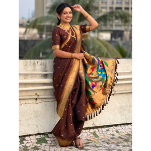 ชุดแต่งงานผ้าไหมเนื้อนุ่มแบบนาวารี ปายธานี สีน้ำตาลกาแฟ พร้อมลวดลายปักดิ้นซิริ (Zari) ลายจุด และผ้าคลุมไหล่ลายนกยูง - Product Image 5