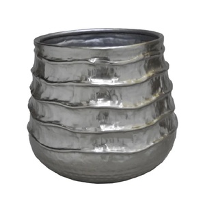 Nuevo y Elegante Florero de Metal Moderno, Hecho a Mano con Artesanía India para Uso Decorativo - Product Image 4