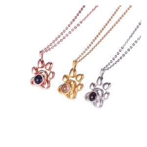 Collar con Colgante de Pata en Oro Rosa con Piedra Moissanita, Cadena de Serpiente, Diseño Animal Adorable, Joyería Unisex para Uso Diario - Product Image 5