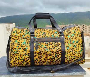 Bolsa de lona de cuero genuino con estampado animal, cierre de cremallera y correa ajustable para viaje. - Product Image 5