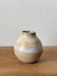 แจกันเซรามิกสีเอิร์ธโทนแบบศิลปะ พร้อมเคลือบสีออมเบรแบบนุ่มนวล รูปทรงโค้งมน และดีไซน์งานฝีมือ เหมาะสำหรับการตกแต่งสไตล์โมเดิร์นรัสติก - Product Image 2