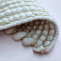 Tapis tufté en laine bleue moderne fait main avec envers en latex, texture douce, rayures et pompons pour salon, chambre et décoration intérieure