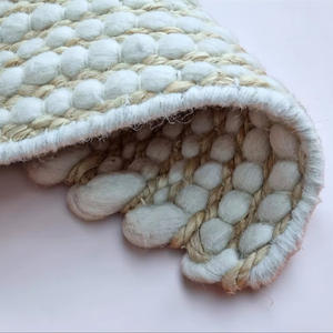 Tapis tufté en laine bleue fait main – Tapis texturé doux à rayures et pompons pour salon, chambre et décoration intérieure - Product Image 1