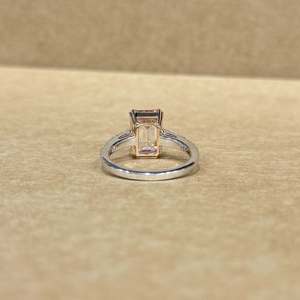 แหวนเพชรทรงเหลี่ยมมรกตสีชมพูทองคำขาว 14K พรีเมียม สำหรับงานแต่งงาน งานหมั้น หรือเป็นเครื่องประดับสำหรับผู้หญิง - Product Image 2