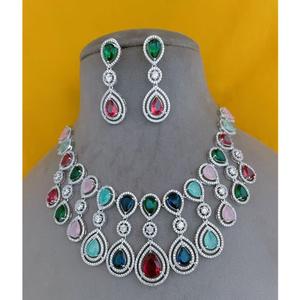 Conjunto de Collar y Aretes con Piedras de Circonio y Acabado Plateado de Diseño Moderno y de la Mejor Calidad, Colección para Bodas - Product Image 1