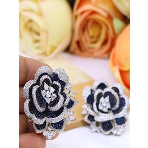 Boucles d'oreilles clous tendance en laiton plaqué argent de qualité supérieure avec zircon cubique taille coussin pour femme, idéales pour les soirées - Product Image 1