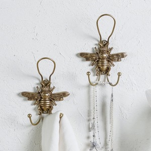 Porte-manteau mural double crochet en métal au design classique, robuste et pratique - Product Image 1