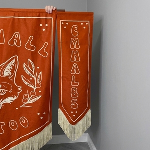 Drapeau en tissu personnalisable brodé en dentelle 3D écologique Fox Hall avec franges à pompons pour décoration murale - Product Image 2