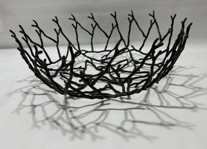 ชามผลไม้รูปต้นไม้ทำมือจากเหล็กหล่อ ปลอดสาร BPA สำหรับงานปาร์ตี้ ลายฉลุแบบโปร่ง สีบรอนซ์เข้ม ตกแต่งด้วยกิ่งไม้สานเข้าด้วยกัน - Product Image 5