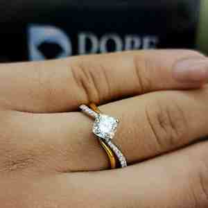 Anillo de Compromiso de Lujo con Moissanita Amarilla Corte Cojín y Engaste de Garras, Certificado IGI, Oro Sólido de 14K, 2.27ct, de Moda - Product Image 6