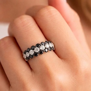 Superbe bague en or blanc massif 18 carats avec diamants noirs et blancs, taille ronde, pavé 3 rangs, alliance d'anniversaire, bijoux fins, vente en gros - Product Image 2
