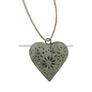 Coeur décoratif suspendu en fer avec argent fini pour la décoration de la maison et d'autres décorations de Noël - Product Image 1