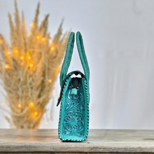 Bolso Bandolera de Cuero Genuino con Diseño Floral y Letras Hechas a Mano, Estilo Occidental, Compacto, para Mujer, de Diseñador - Product Image 2