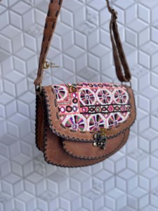 Bolso bandolera de cuero genuino hecho a mano para mujer, bolso de diseñador multiusos con bordado elegante, inspirado en gitano - Product Image 2