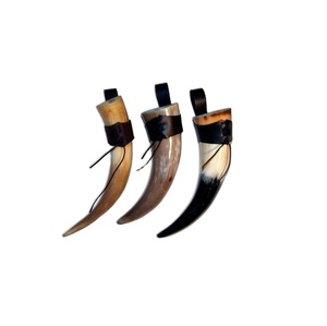 Cuerno encantador y bocina para beber, soporte de cuero y producto natural con bocina pulida - Product Image 1