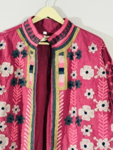 เสื้อแจ็คเก็ตกำมะหยี่สีชมพูร้อนลายดอกไม้แบบซูซานี – เสื้อโค้ทปักลายโบโฮทำมือ เสื้อคลุมงานเทศกาลสำหรับทุกเพศ - Product Image 4